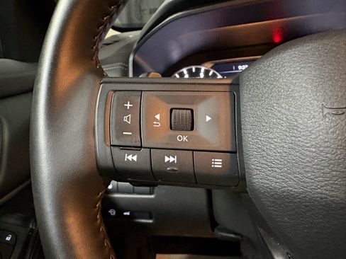Used 2025 Nissan Rogue SV FWD image 17