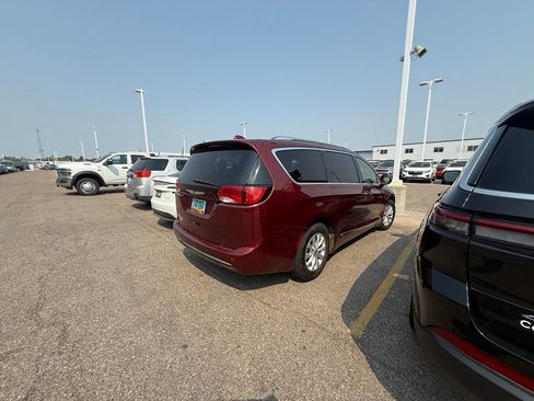 Used 2019 Chrysler Pacifica Touring-L FWD image 5