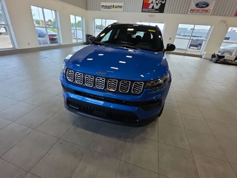 Used 2025 Jeep Compass Limited AWD/4WD image 2