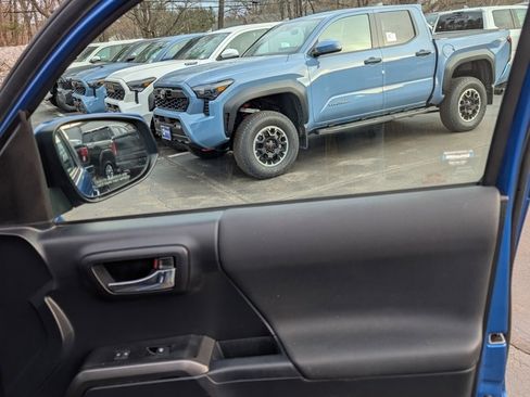 Certified 2017 Toyota Tacoma TRD Sport w/ Tow Package (A/T) image 18