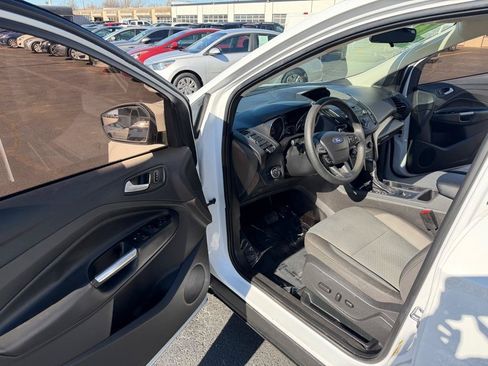 Used 2017 Ford Escape SE FWD image 9