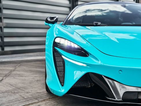 Used 2025 McLaren Artura Spider RWD image 9