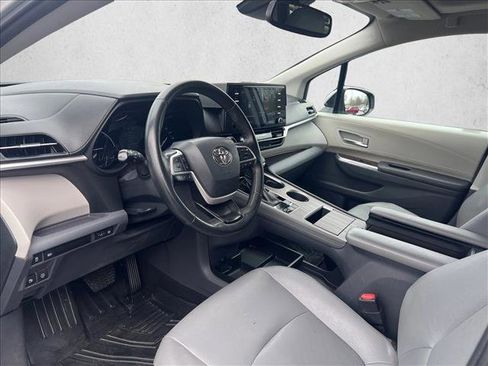 Used 2023 Toyota Sienna XLE image 9