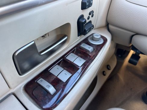 Used 2010 Lincoln Town Car Signature Limited image 24