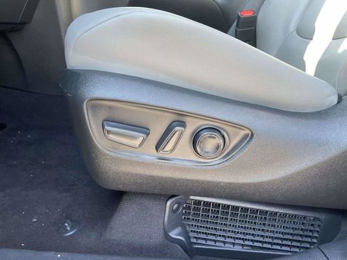 Used 2025 Toyota Sienna XLE image 21