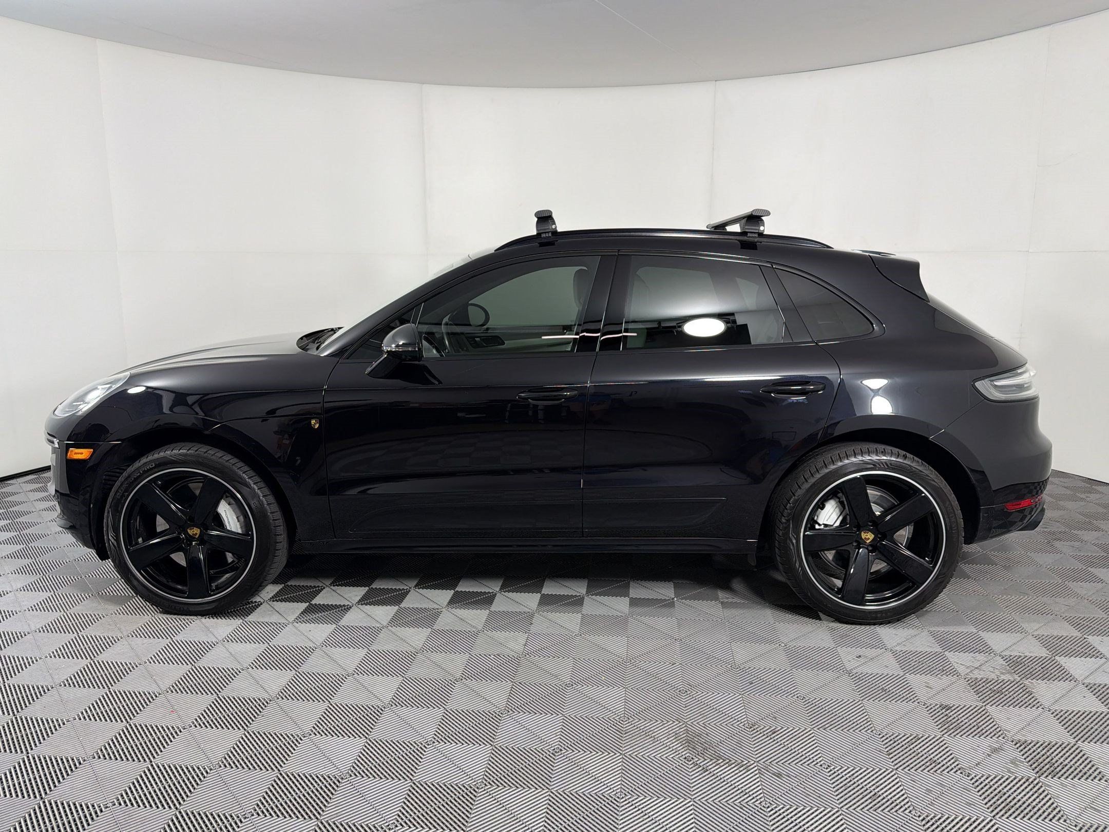 Certified 2021 Porsche Macan Turbo AWD/4WD image 2