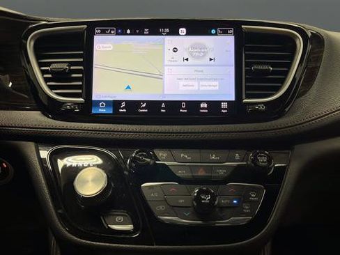 Used 2023 Chrysler Pacifica Pinnacle FWD image 14