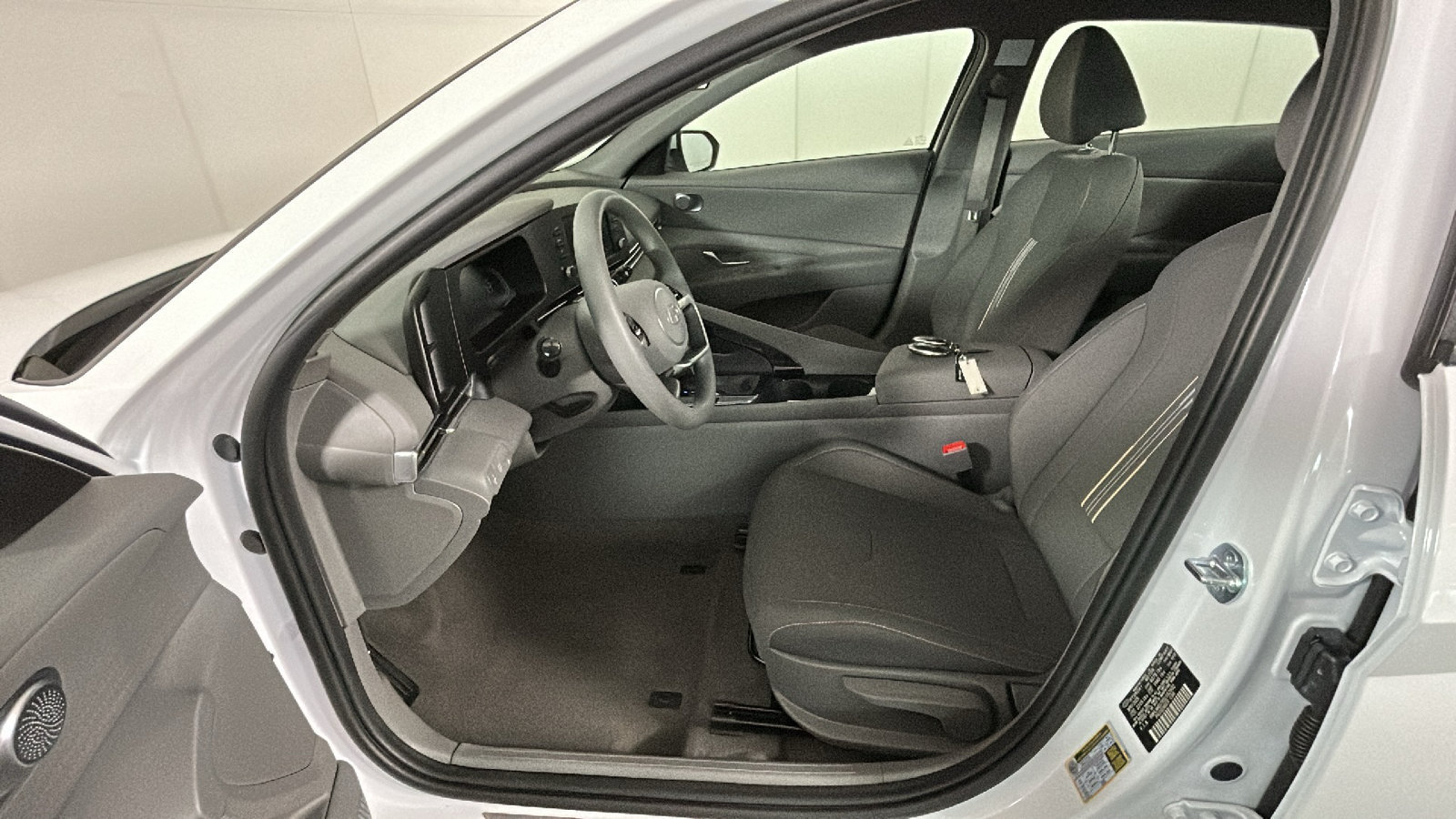 Used 2025 Hyundai Elantra Hybrid FWD image 14