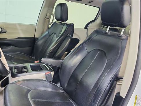 Used 2019 Chrysler Pacifica Limited FWD image 11