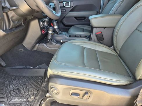 Used 2025 Jeep Gladiator Mojave AWD/4WD image 18