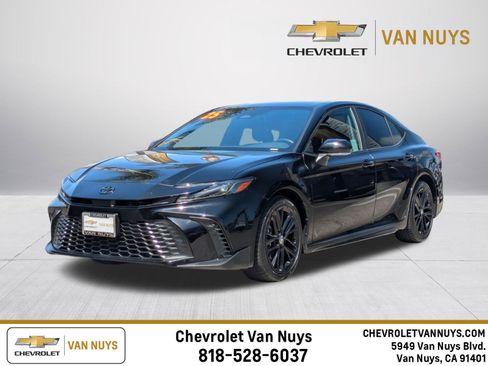Used 2025 Toyota Camry SE w/ Convenience Package FWD image 1
