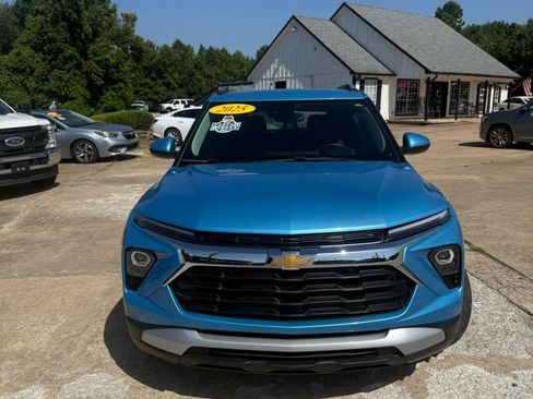 Used 2025 Chevrolet TrailBlazer LT w/ Convenience Package FWD image 2