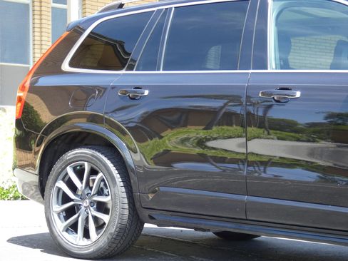 Used 2018 Volvo XC90 T6 Momentum w/ Convenience Package image 7