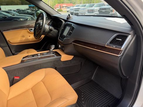 Used 2019 Volvo XC90 T6 Momentum w/ Protection Package Premier image 18