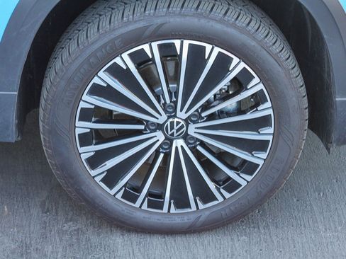 Used 2025 Volkswagen Taos SE image 12