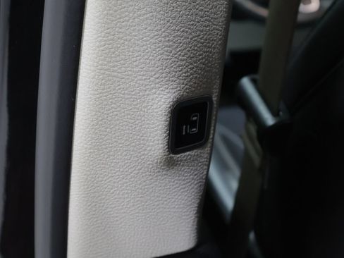 Used 2024 Chrysler Pacifica Touring-L FWD image 17