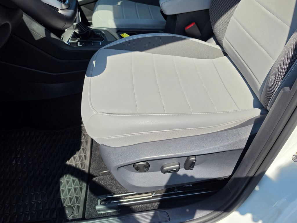 Used 2024 Volkswagen Taos SE w/ Panoramic Sunroof Package FWD image 15