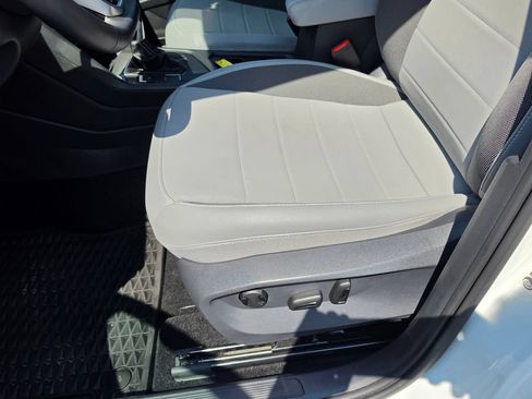Used 2024 Volkswagen Taos SE w/ Panoramic Sunroof Package FWD image 15