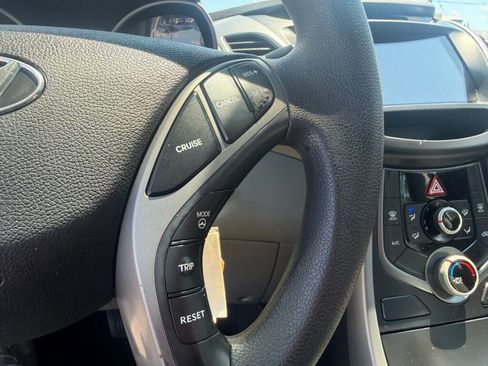 Used 2014 Hyundai Elantra SE FWD image 13