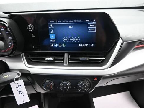 Used 2024 Chevrolet Trax RS w/ Sunroof Package FWD image 17