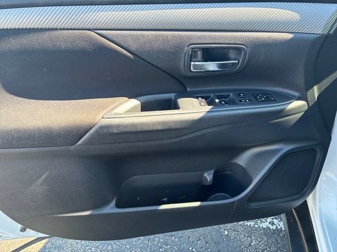 Used 2017 Mitsubishi Outlander ES AWD/4WD image 12
