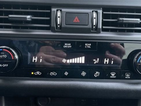 Used 2024 Nissan Pathfinder S image 18