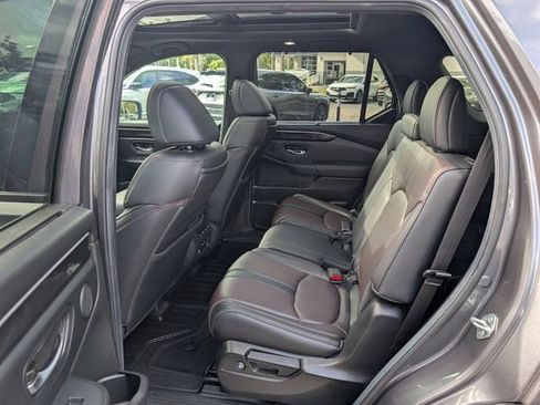 Used 2025 Honda Pilot Black Edition image 13