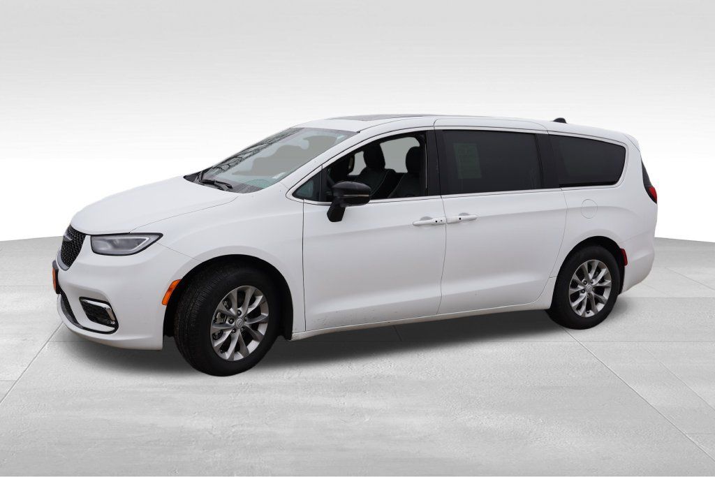 Certified 2026 Chrysler Pacifica Limited FWD image 10