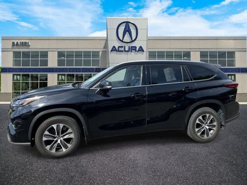 Used 2022 Toyota Highlander XLE AWD/4WD image 2