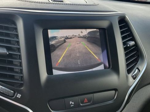 Used 2019 Jeep Cherokee Latitude Plus w/ Comfort/Convenience Group AWD/4WD image 27
