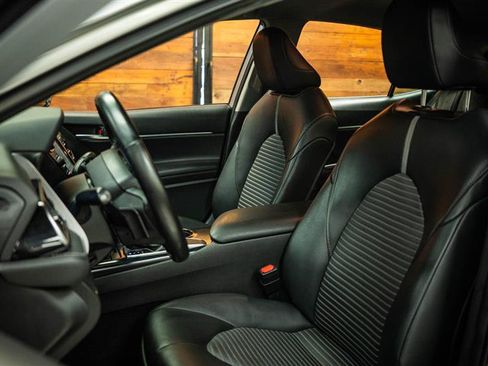 Used 2020 Toyota Camry SE w/ Carpet Mat Package FWD image 9
