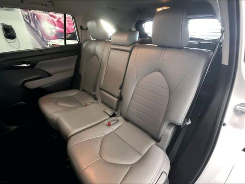 Used 2022 Toyota Highlander XLE image 27