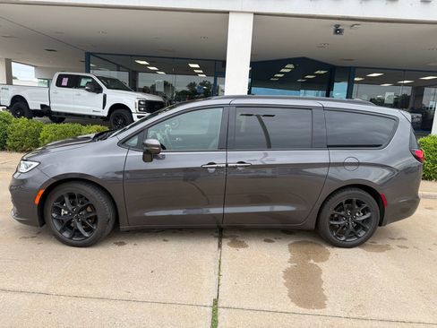 Used 2022 Chrysler Pacifica Touring-L w/ Uconnect Theater Family Group FWD image 9