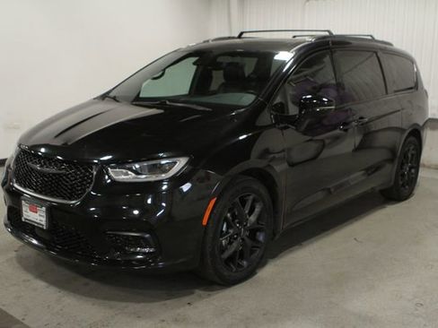 Used 2021 Chrysler Pacifica Touring-L w/ Uconnect Theater Family Group FWD image 9
