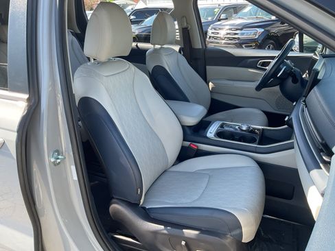 Used 2025 Kia Carnival EX FWD image 21
