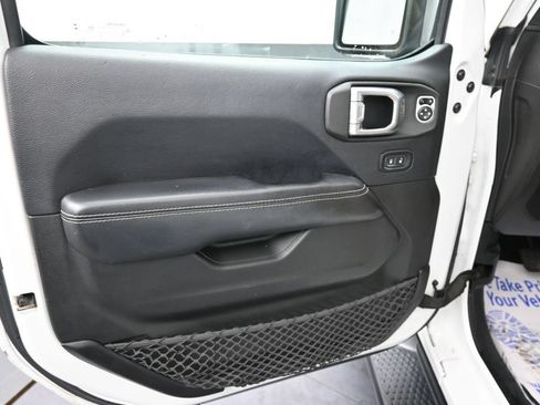 Used 2018 Jeep Wrangler Unlimited Sahara AWD/4WD image 24