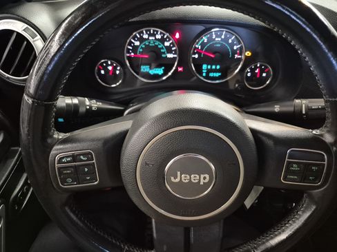 Used 2015 Jeep Wrangler Unlimited Rubicon w/ Connectivity Group AWD/4WD image 24