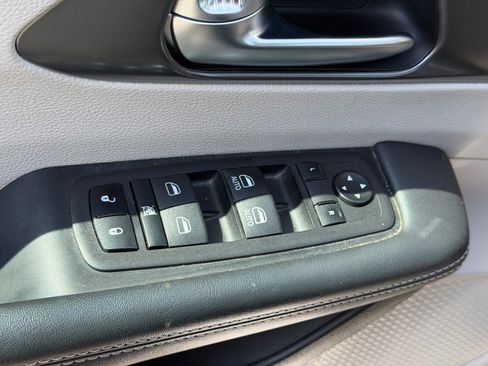 Used 2024 Chrysler Pacifica Touring-L FWD image 8