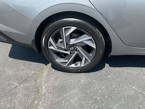 Certified 2025 Hyundai Elantra Limited FWD image 5