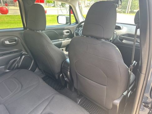 Used 2022 Jeep Renegade Latitude image 28