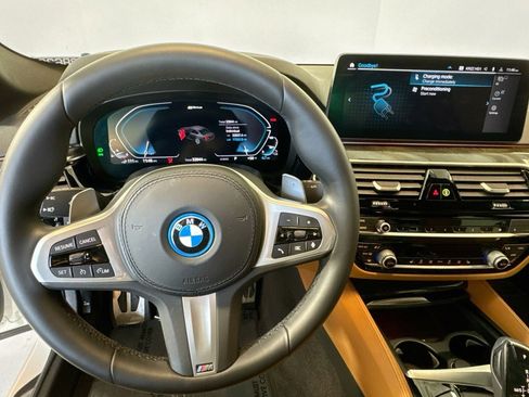 Used 2022 BMW 530e w/ M Sport Package image 11