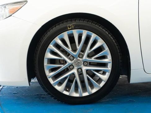 Used 2013 Lexus ES 350 w/ Luxury Pkg FWD image 2
