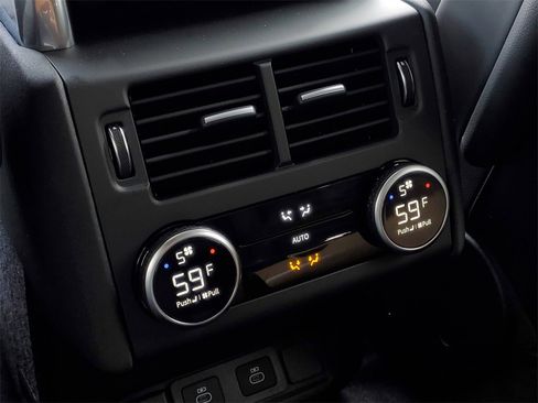 New 2025 Land Rover Discovery Dynamic SE image 34