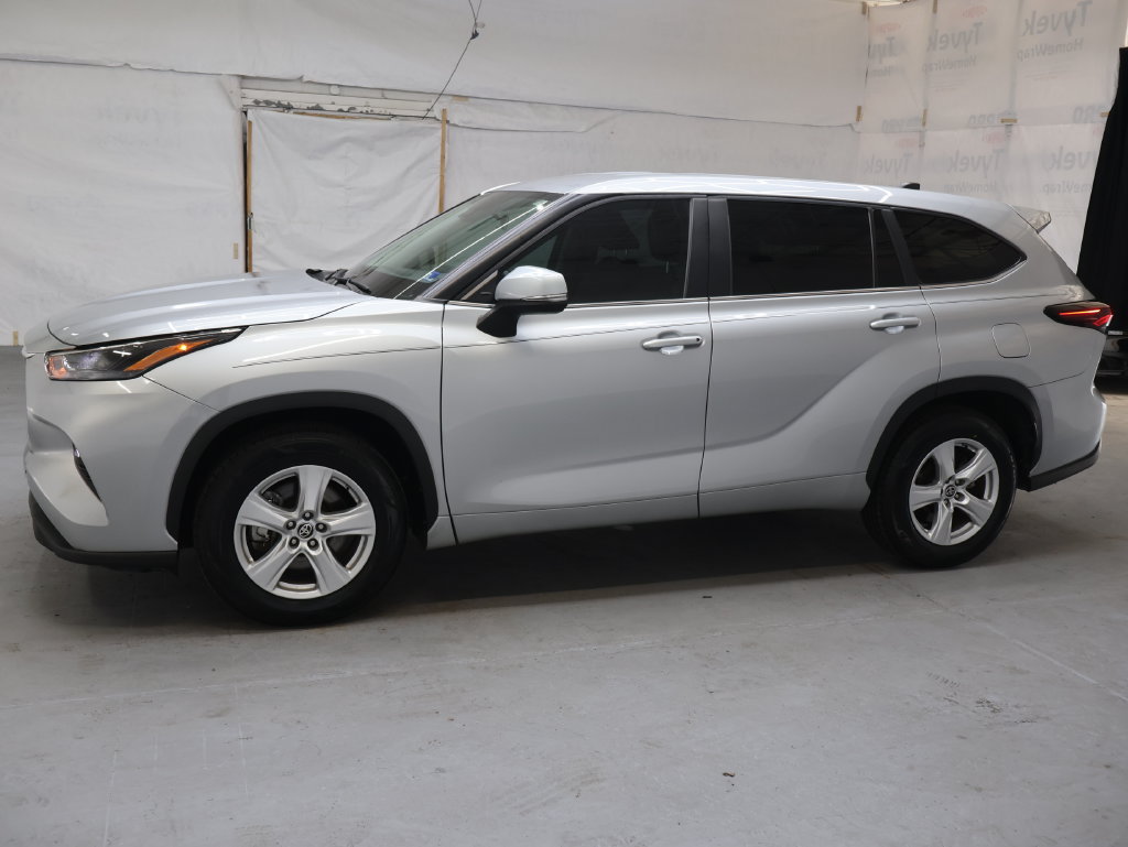 Used 2024 Toyota Highlander LE FWD image 4