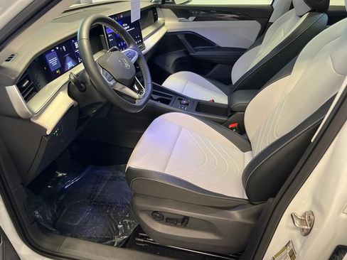 Certified 2025 Volkswagen Tiguan SE w/ Panoramic Sunroof Package FWD image 7