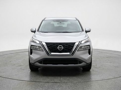 Used 2025 Nissan Rogue SV image 2