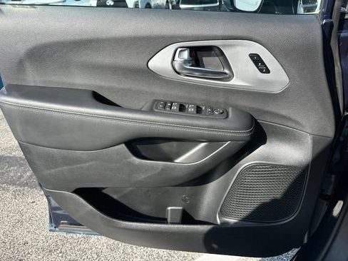 Used 2025 Chrysler Pacifica Limited FWD image 30