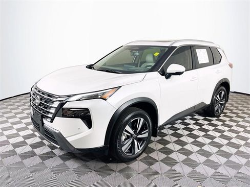 Used 2025 Nissan Rogue SL w/ Tech Package image 4