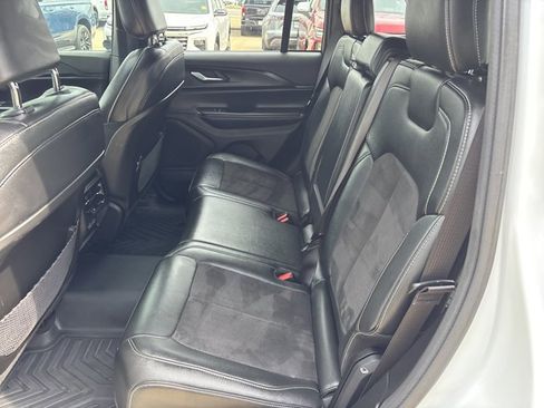 Used 2023 Jeep Grand Cherokee Altitude AWD/4WD image 13
