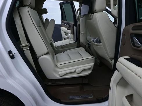 Used 2023 GMC Yukon Denali w/ Advanced Technology Package AWD/4WD image 17